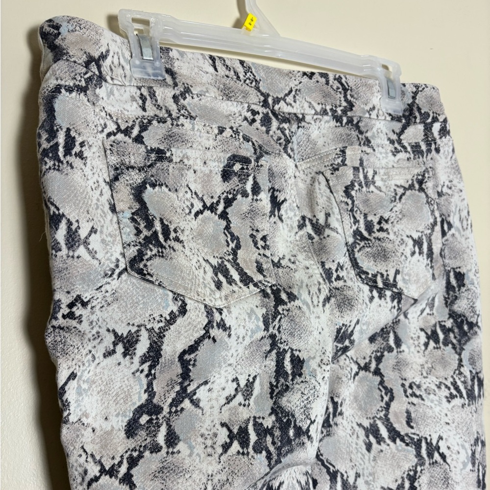 Chicos jegging jeans snake skin print pull on Size 10 Chicos size 1.5 - Picture 4 of 8